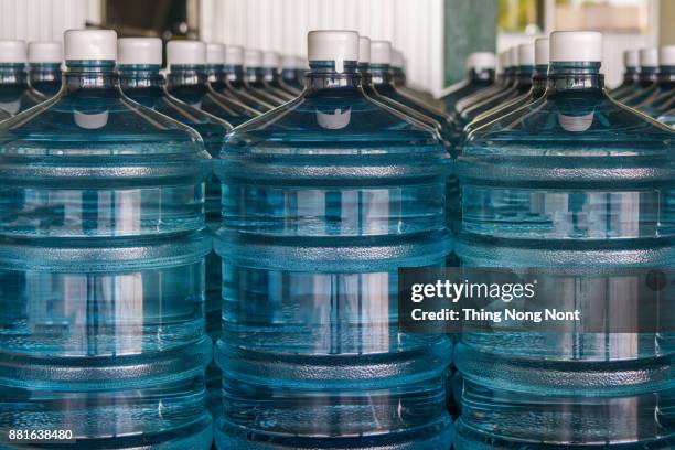 water bottle - trinkwasserbehälter stock-fotos und bilder