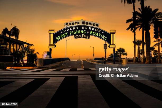 santa monica pier driveway at dusk - santa monica pier stock-fotos und bilder