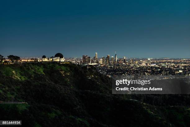 view onto los angeles at night - hollywood hills los angeles fotografías e imágenes de stock