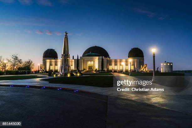 iconic view onto griffith observatory at night - griffith observatory stock pictures, royalty-free photos & images