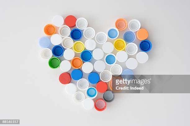 plastic bottle caps in heart shape - flaskkapsyl bildbanksfoton och bilder
