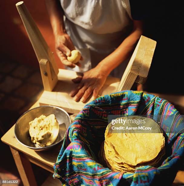 person making corn tortillas - harina de maíz fotografías e imágenes de stock