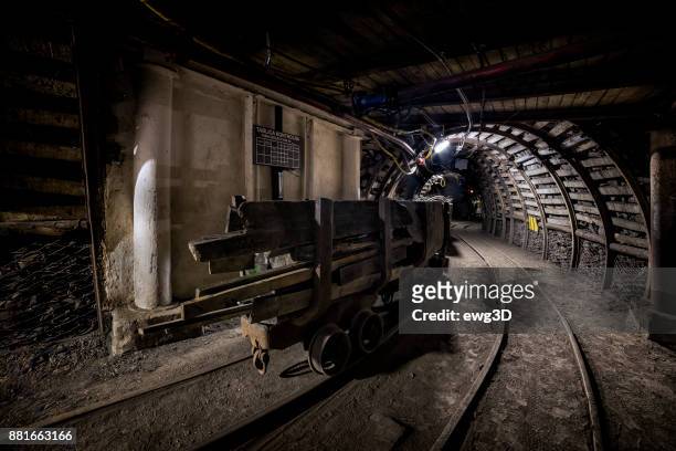 kolen mijnen ondergrondse gang met vracht spoorlijn auto - katowice coal stockfoto's en -beelden