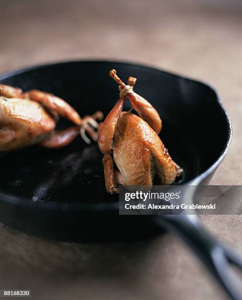 roast quail in cast iron skillet - quail bird 個照片及圖片檔