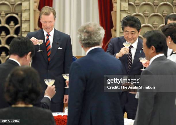 Grand Duke Henri of Luxembourg and Prime Minister Shinzo Abe toast glasses during their dinner at the prime minister's official residence on November...