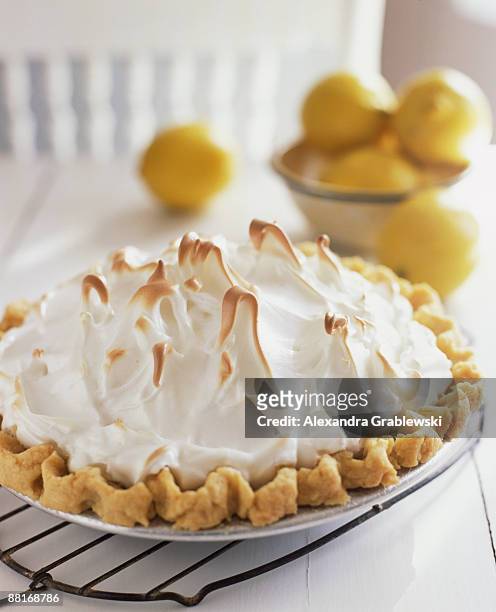 lemon meringue pie - maräng bildbanksfoton och bilder