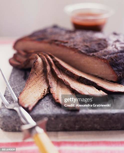 barbecued brisket - brisket stock-fotos und bilder