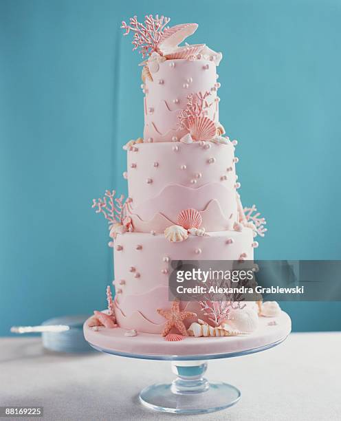pink wedding cake with coral and shells - torta a strati foto e immagini stock