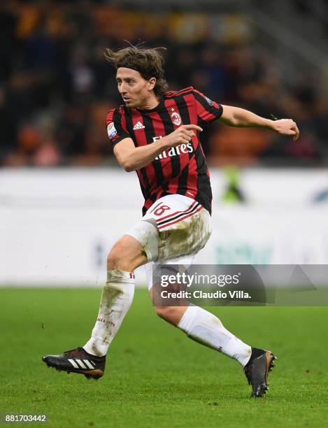 Riccardo Montolivo of AC Milan in action during the Serie A match between AC Milan and Torino FC at Stadio Giuseppe Meazza on November 26, 2017 in...