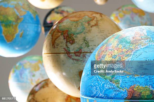 globes - physische geographie stock-fotos und bilder