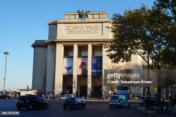 palais de chaillot, museum, traffic at roundabout, paris, france - palacio de chaillot fotografías e imágenes de stock