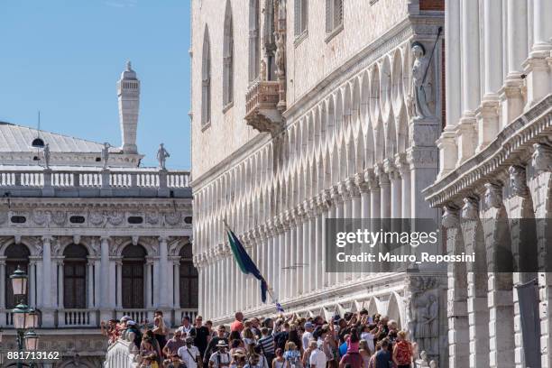 view of a crowed bridge in front of doge´s palace at venice, italy. - doge's palace venice stock pictures, royalty-free photos & images