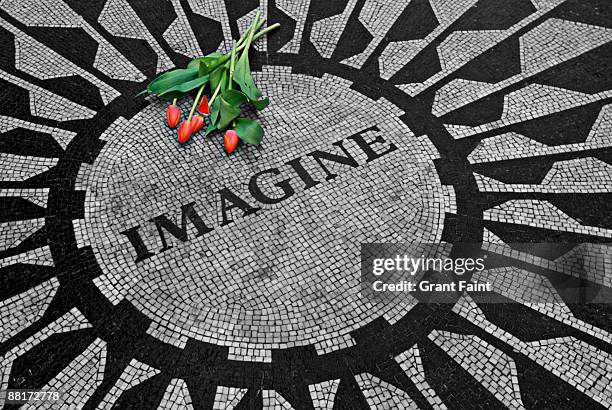 lennon memorial , central park , new york city , new york , usa. - john lennons memorial foto e immagini stock