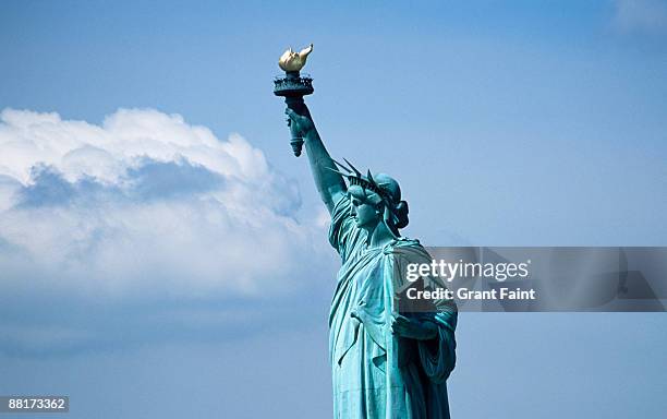 "statue of liberty against blue sky, new york city, new york, usa." - démocratie photos et images de collection