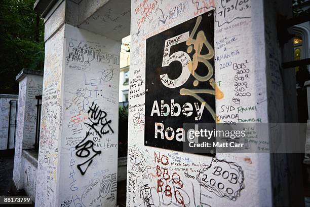 "graffiti on street sign,  abbey road,  london,  england" - abbey road london stock-fotos und bilder