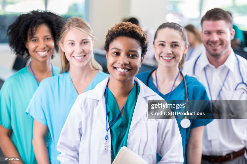 Poses mujer estudiante de medicina con compañeros de aula
