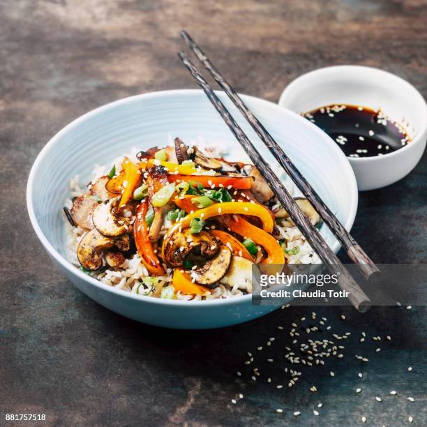 stir-fried pork with vegetables and rice - portion stock-fotos und bilder