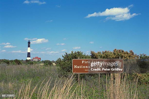 lighthouse with sign - fire eiland kustgebied stockfoto's en -beelden