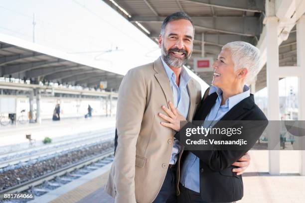 reife menschen am bahnhof - südeuropa stock-fotos und bilder