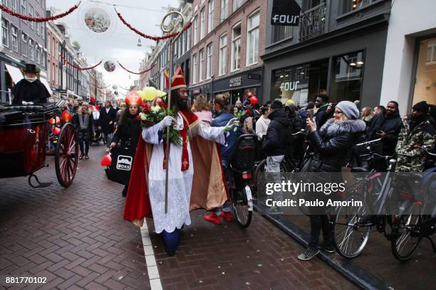 the new sinterklaas arrival in amsterdam - patrick mathurin stockfoto's en -beelden