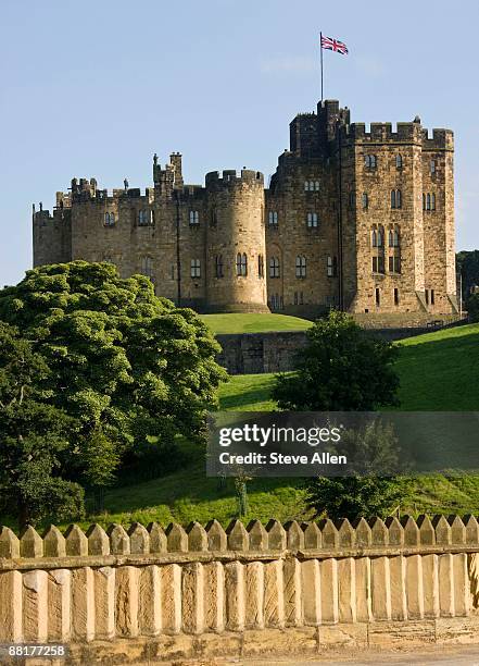 alnwick castle, northumberland, england - alnwick castle fotografías e imágenes de stock