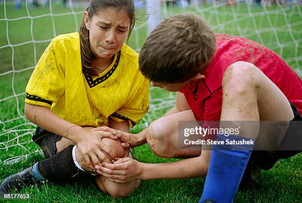 friend helping injured soccer player - servir desporto imagens e fotografias de stock