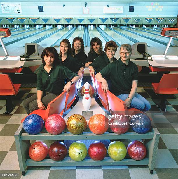 bowling team in bowling alley - brainerd photos et images de collection