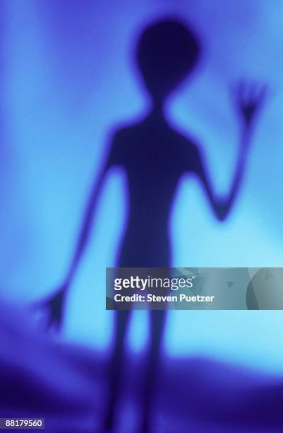 alien waving - alien photos et images de collection