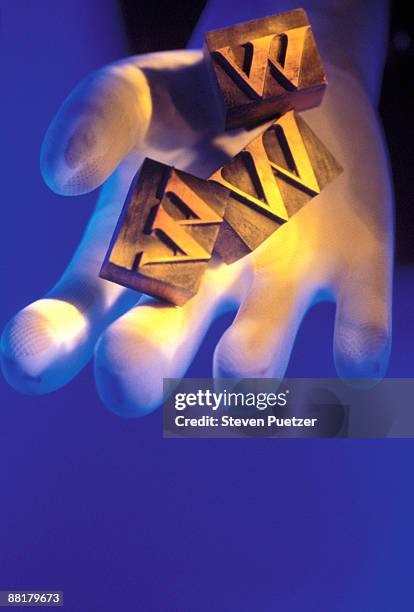 hand holding blocks with letter www - www w w w w stockfoto's en -beelden