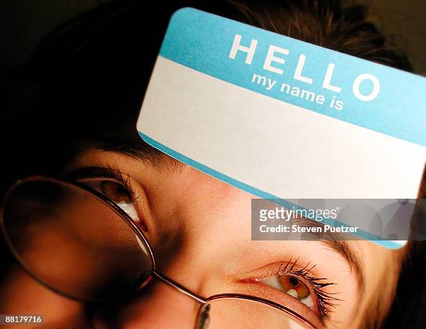 woman with name tag on forehead - naamplaatje etiket stockfoto's en -beelden
