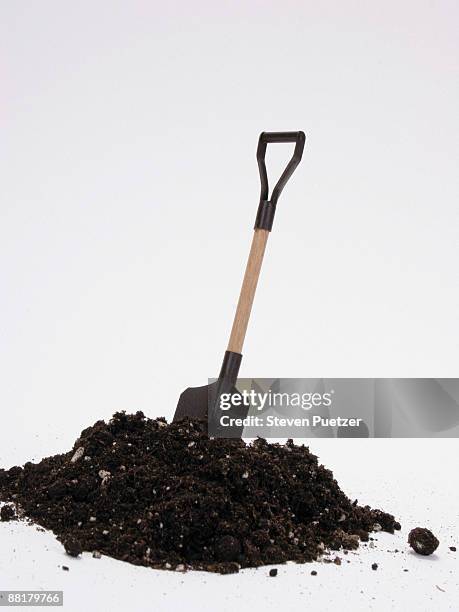 shovel and dirt - spade fotografías e imágenes de stock