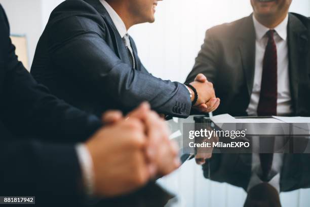 uomini d'affari che si stringono la mano, finendo una riunione - bank foto e immagini stock