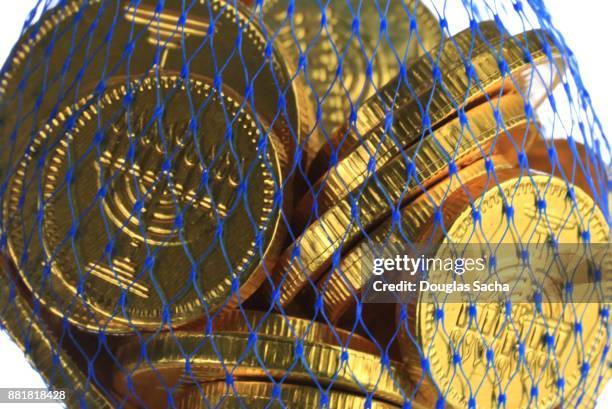 hanukkah coins - chocolate gelt stockfoto's en -beelden