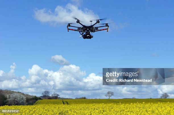 drone with camera in field - punto de vista de dron fotografías e imágenes de stock