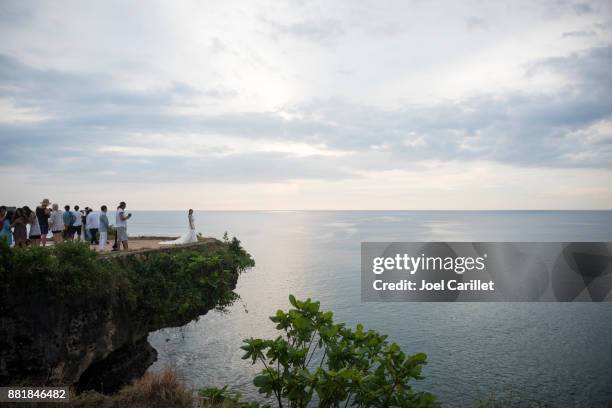 bride and tourists at balangan beach, bali - destination wedding imagens e fotografias de stock