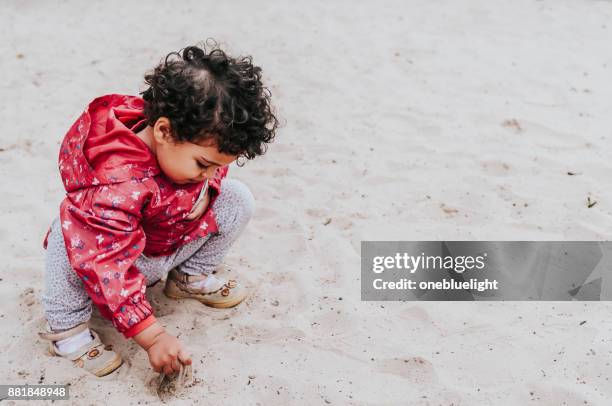 kind auf dem spielplatz - sandkasten stock-fotos und bilder