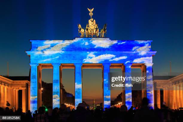 cloud projection on brandenburg gate at festival of lights in special illumination (germany) - skyline arch stock-fotos und bilder