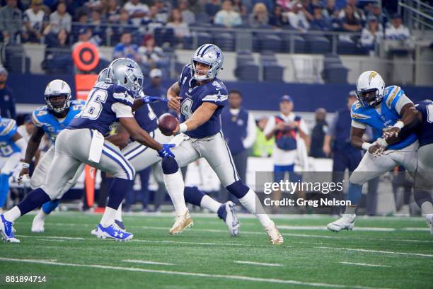 Dallas Cowboys QB Dak Prescott in action, handing off to Alfred Morris vs Los Angeles Chargers at AT&T Stadium. Arlington, TX CREDIT: Greg Nelson