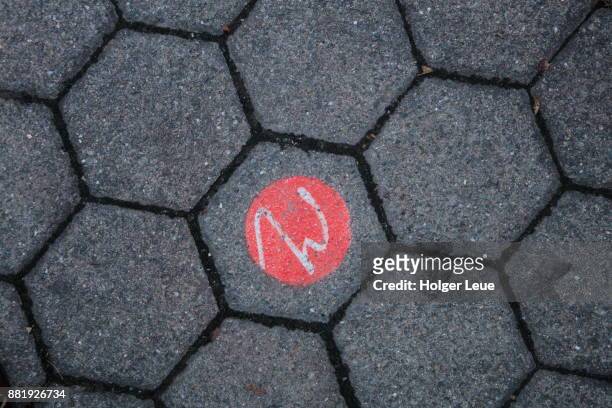 walk of wagner symbol on sidewalk, bayreuth, franconia, bavaria, germany - letra w - fotografias e filmes do acervo