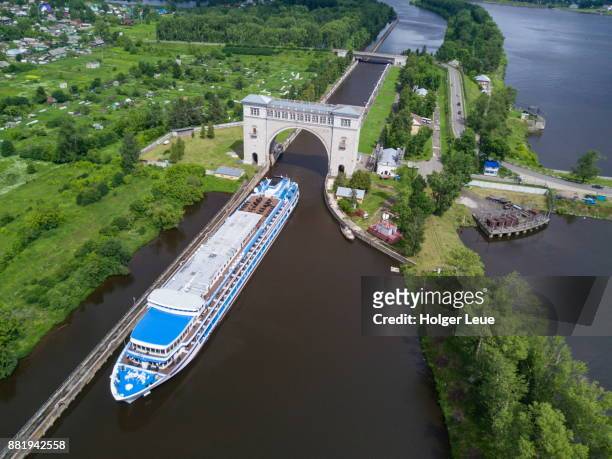 aerial of river cruise ship excellence katharina of reisebüro mittelthurgau (formerly ms general lavrinenkov) departing uglich lock on volga river, uglich, russia - reisebüro stockfoto's en -beelden