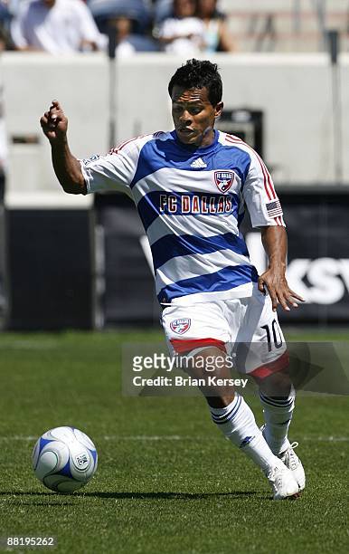 David Ferreira of FC Dallas moves the ball during the second half against the the Chicago Fire at Toyota Park on May 31, 2009 in Bridgeview,...