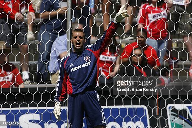 Goalkeeper Jon Busch of the Chicago Fire yells to his team during the second half against FC Dallas at Toyota Park on May 31, 2009 in Bridgeview,...