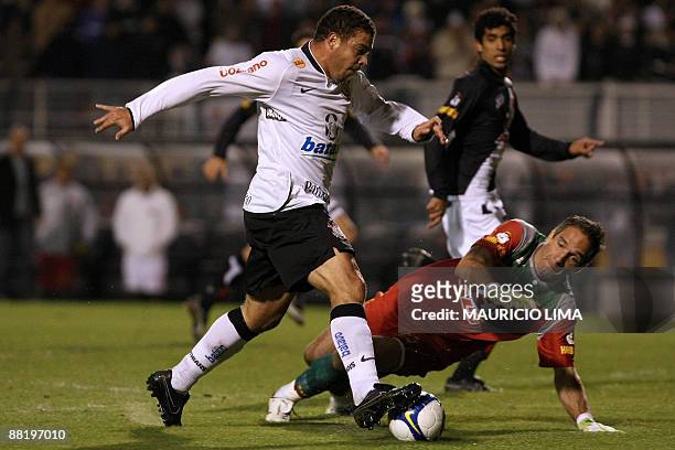 Brazilian striker Ronaldo of Corinthians, attempts to dribble past goalkeeper Fernando Prass of Vasco, during their 2009 Brazil's Cup second-leg...
