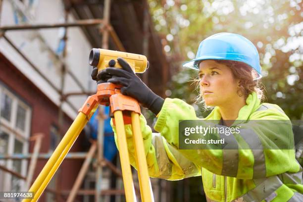 weibliche bau arbeiter - landvermesser stock-fotos und bilder