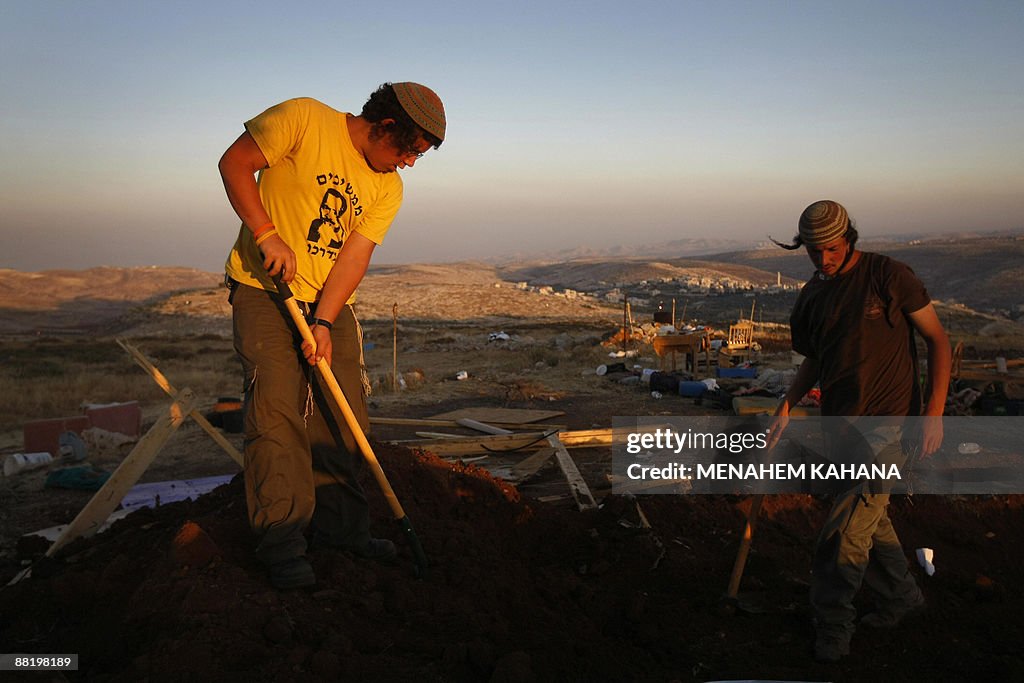 Jewish settlers rebuild the destroyed Mi