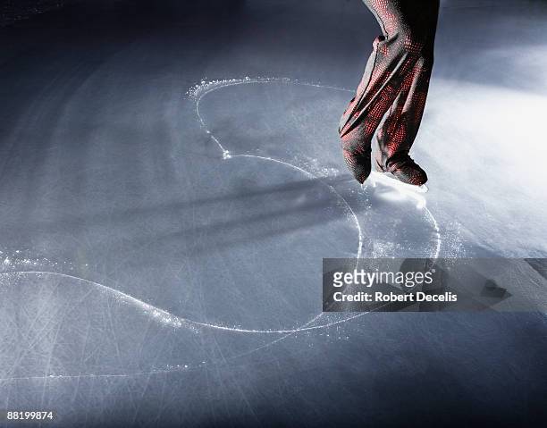 figure skating lines in the ice. - kunstschaatsen stockfoto's en -beelden