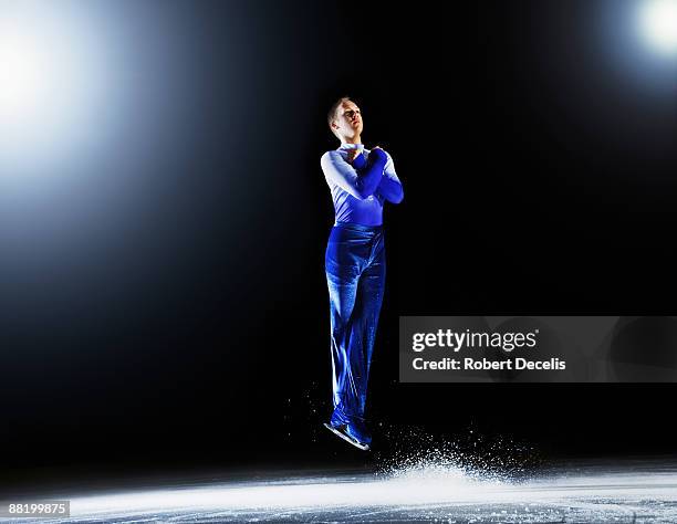 figure skater in mid  air  jumping. - フィギュアスケート　1人　競争　全身 ストックフォトと画像