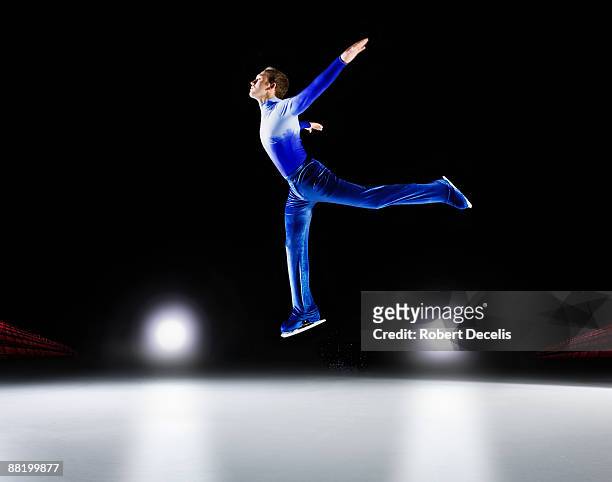 man performing, ice skating jump. - フィギュアスケート　1人　競争　全身 ストックフォトと画像