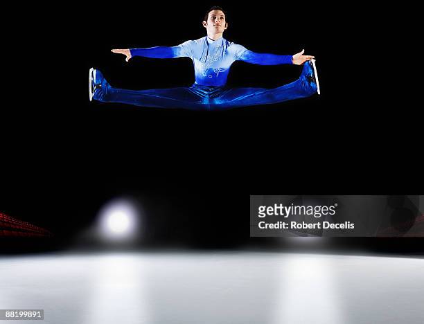 figure skater performing jump. - フィギュアスケート　1人　競争　全身 ストックフォトと画像