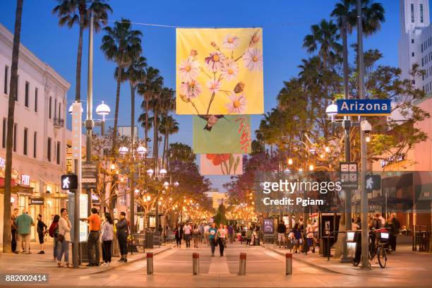 shopping district in santa monica california usa - a la moda stock pictures, royalty-free photos & images